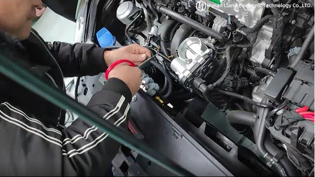 Latest company Cases about Installi i tubi flessibili dell'iniezione dalla ferrovia dell'iniettore ai connettori sul collettore di aspirazione